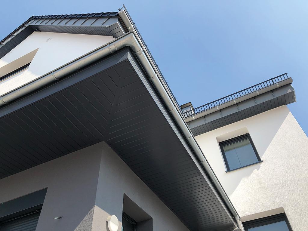 Nowoczesne rynny i podbitki dachowe na domu